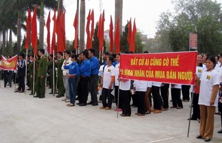 Cảnh giác trước cạm bẫy của tội phạm buôn bán người. (16/3/2016)